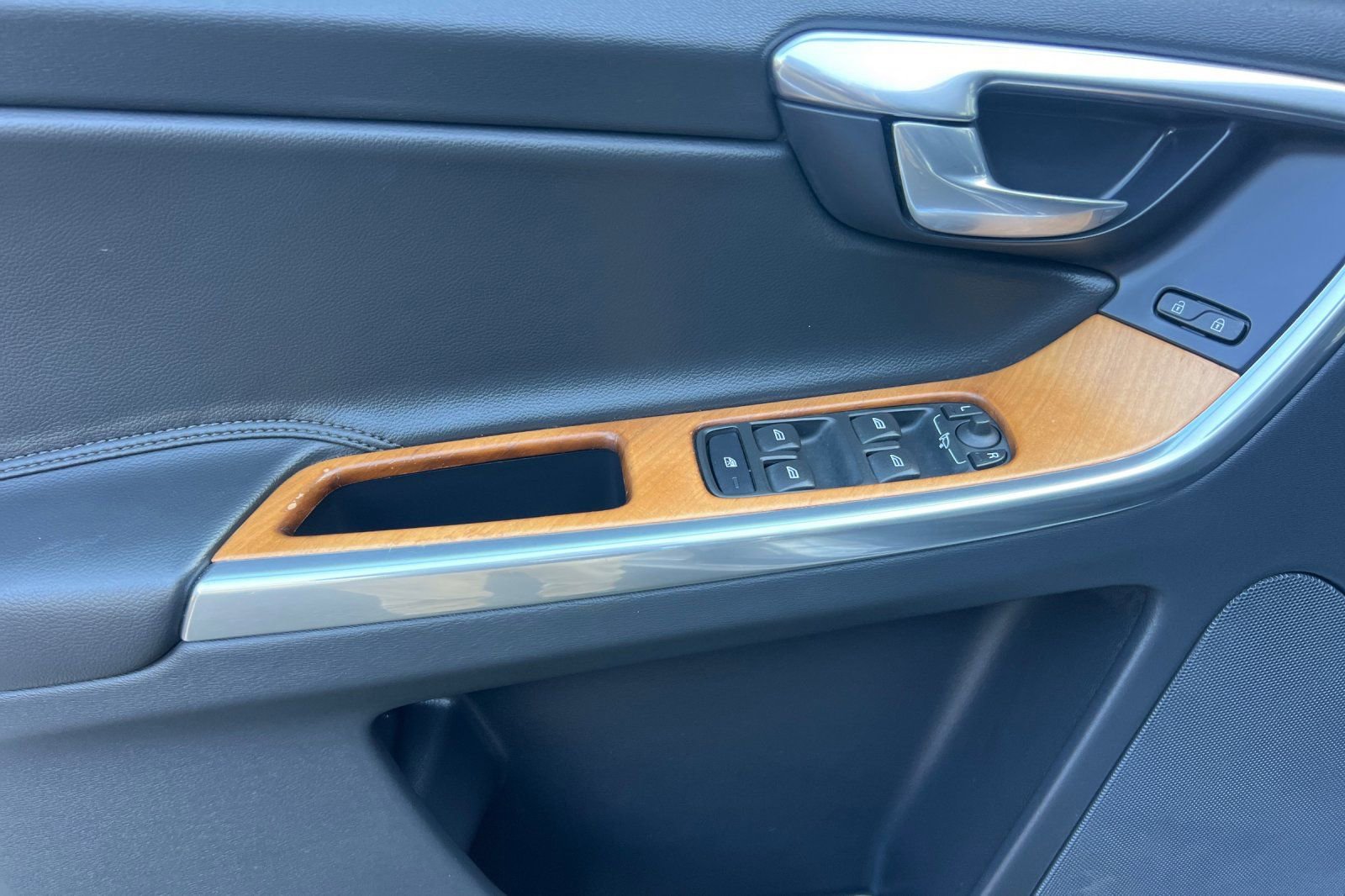 Used 2017 Volvo XC60 T5 Inscription w/ Advanced Package image 10