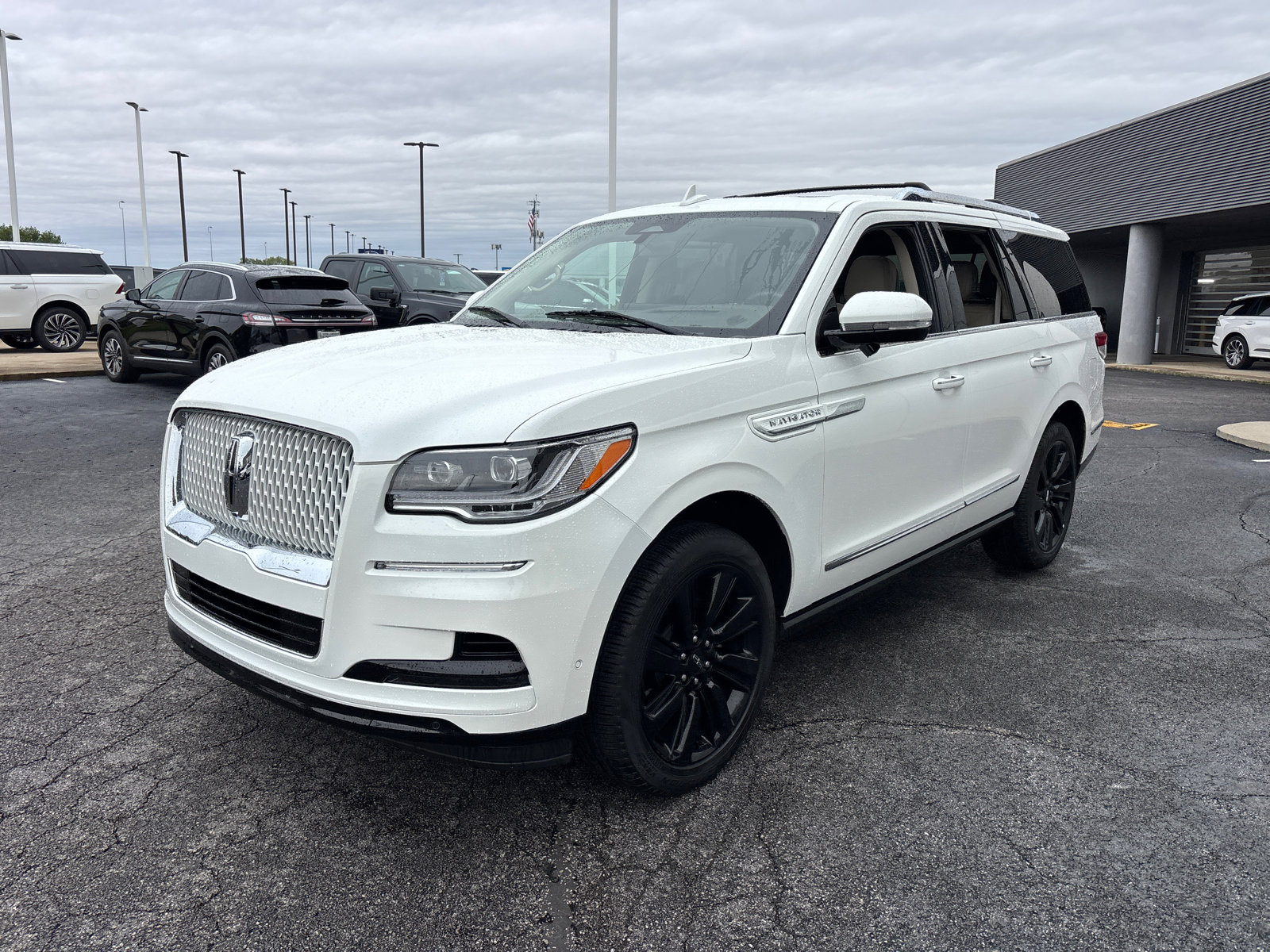 Certified 2023 Lincoln Navigator Reserve AWD/4WD image 3