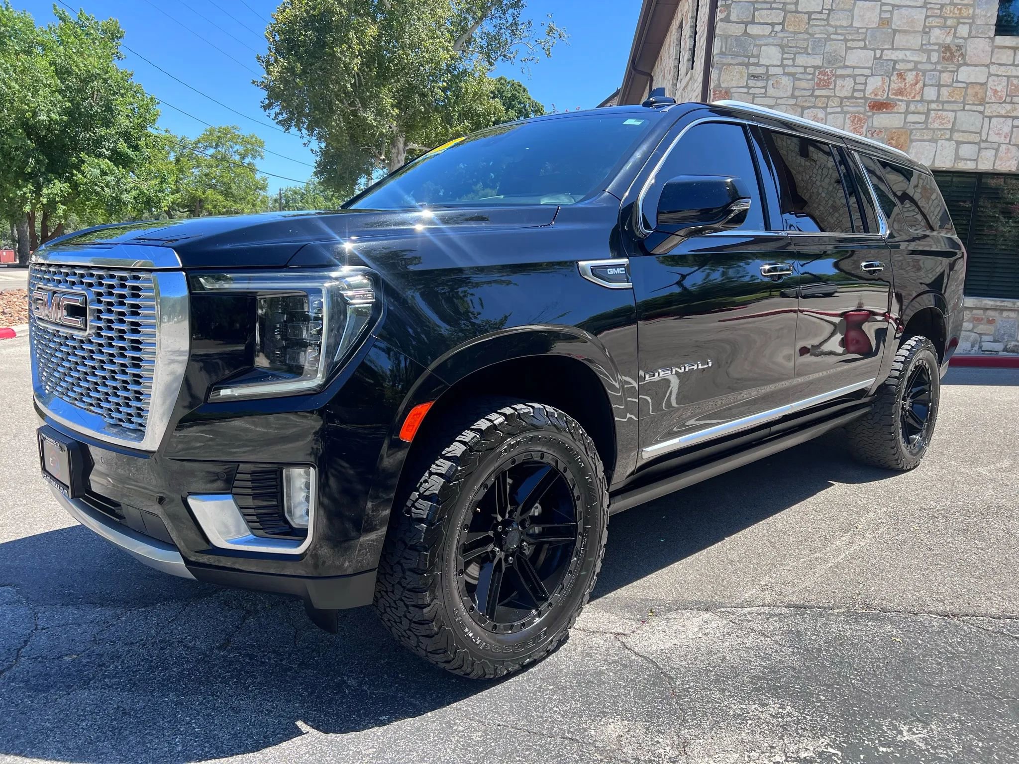 Used 2021 GMC Yukon XL Denali w/ Denali Premium Package image 1
