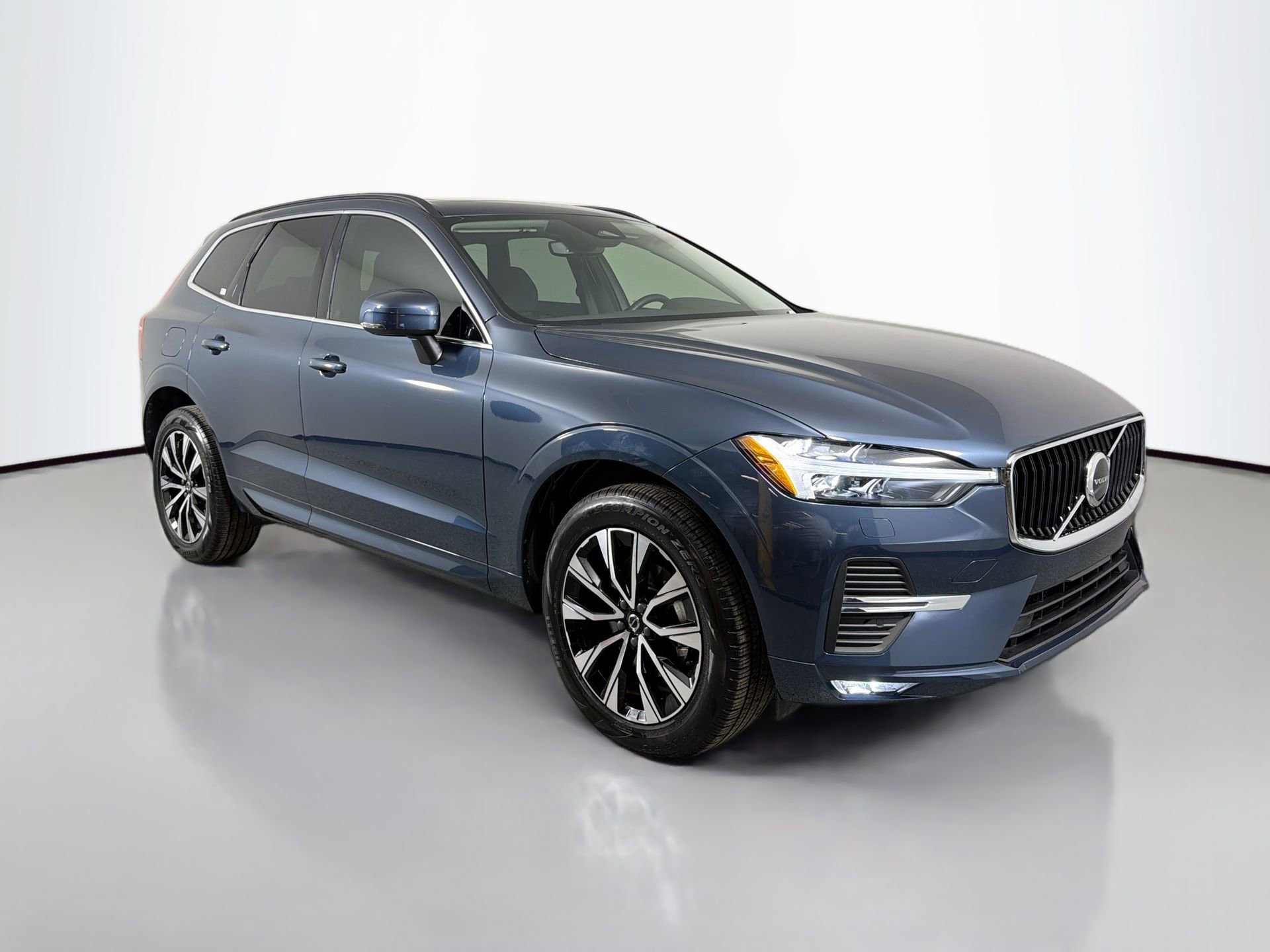 Certified 2023 Volvo XC60 B5 Core AWD/4WD image 3