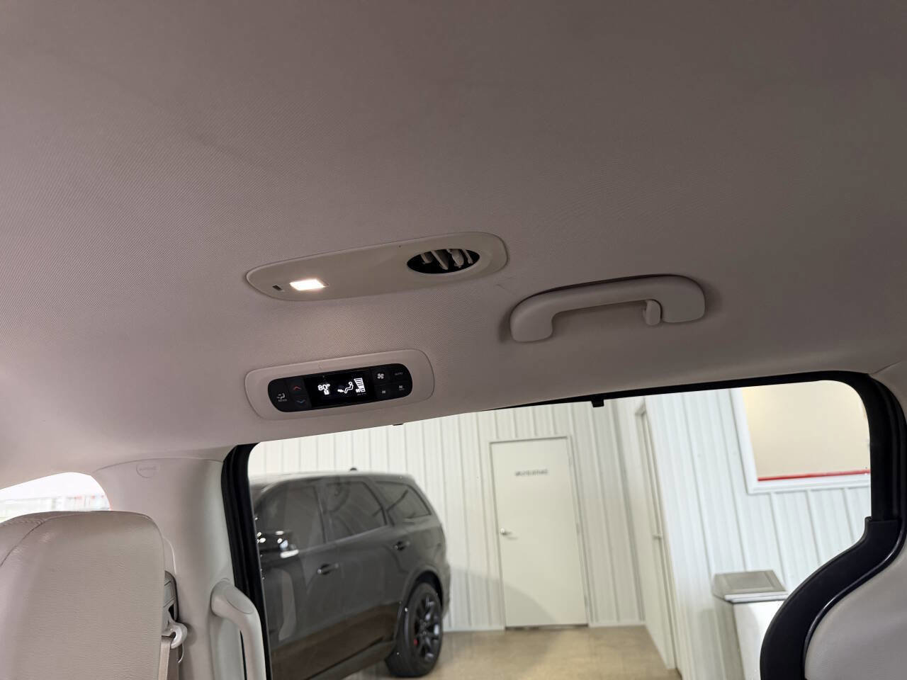 Used 2021 Chrysler Pacifica Touring-L FWD image 28
