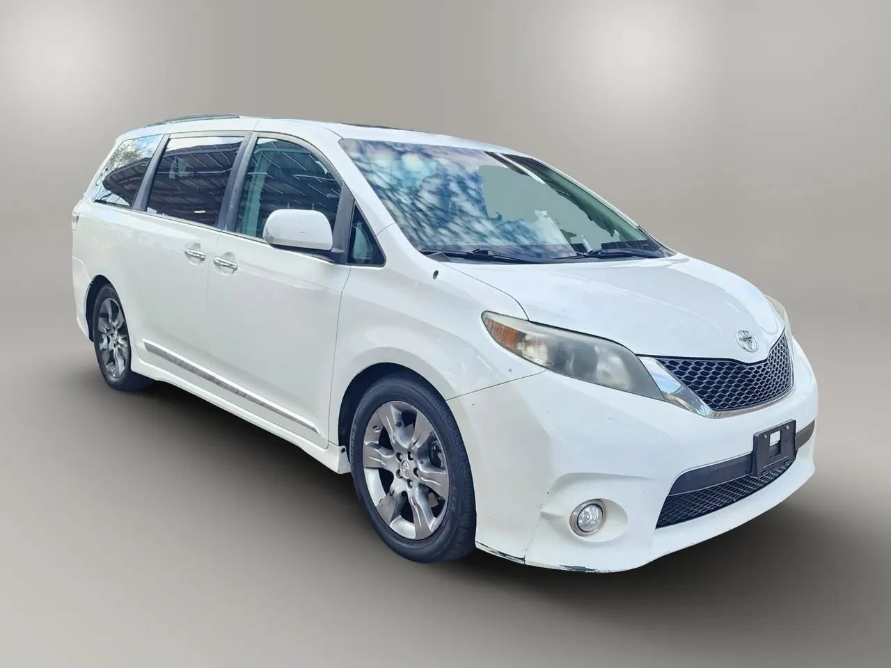 Used 2014 Toyota Sienna SE FWD image 4