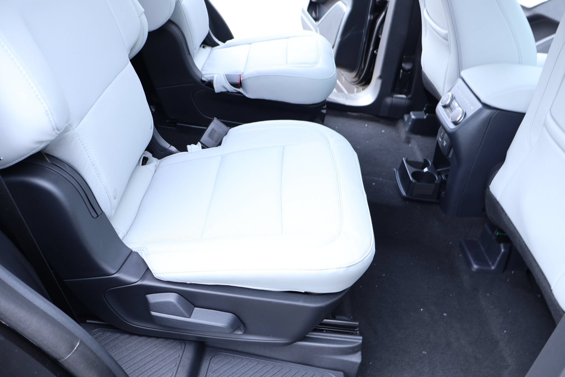 New 2026 Ford Explorer Platinum w/ LUX Leather Package AWD/4WD image 16