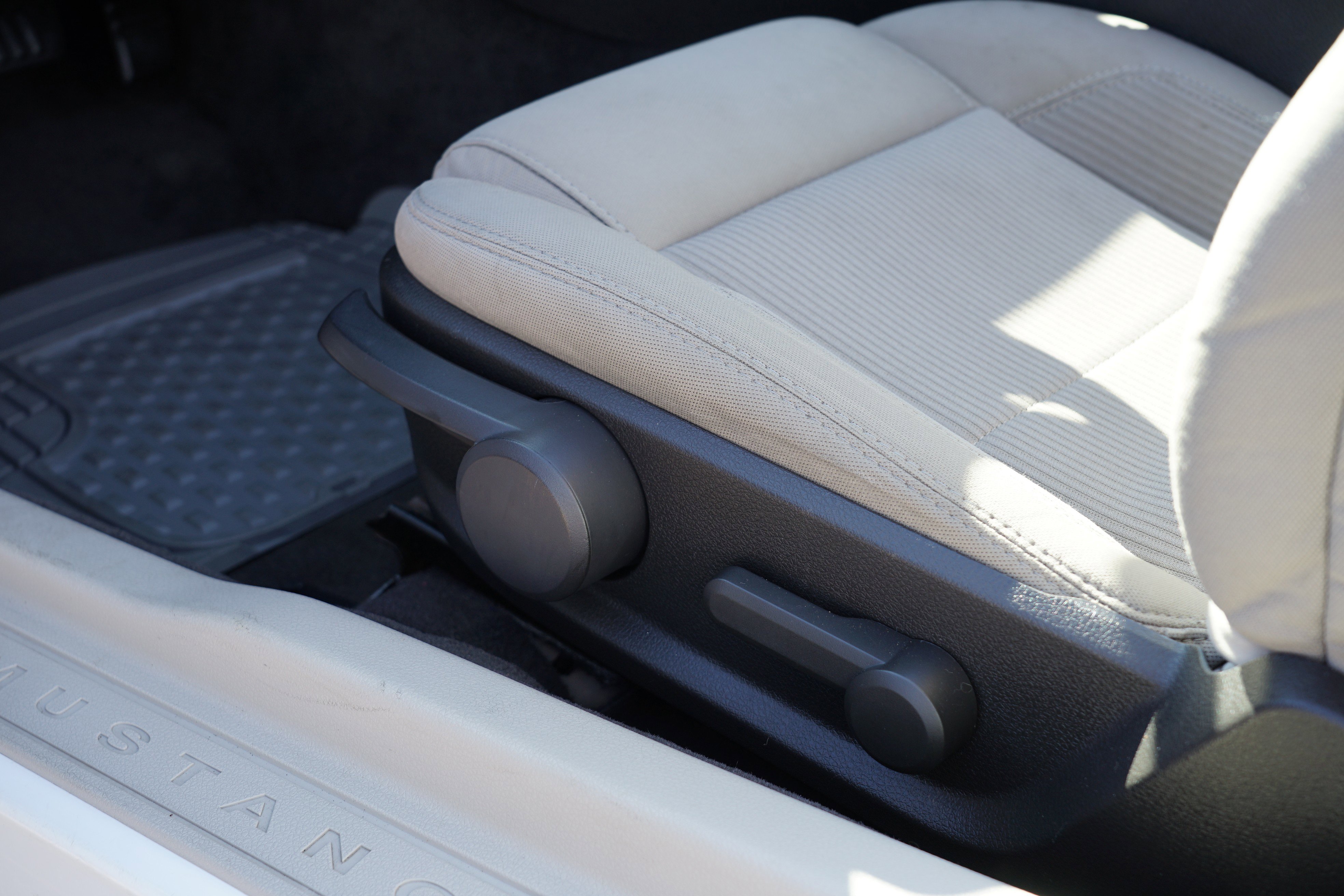 Used 2010 Ford Mustang Convertible image 15