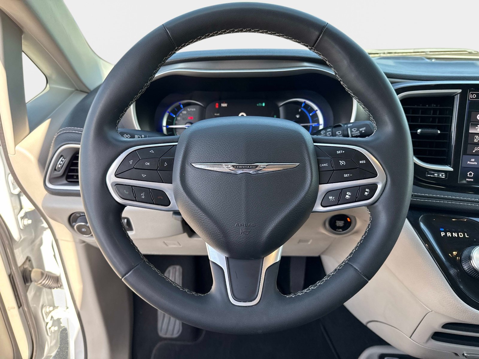 Used 2024 Chrysler Pacifica Limited FWD image 27