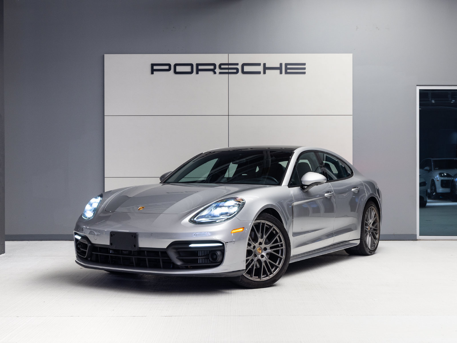 Certified 2023 Porsche Panamera 4 Platinum Edition AWD/4WD image 1