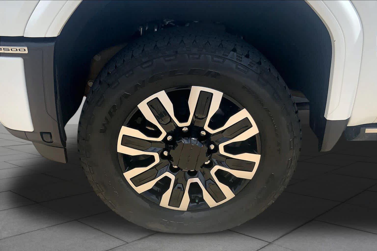 Certified 2025 GMC Sierra 2500 Denali Ultimate AWD/4WD image 11