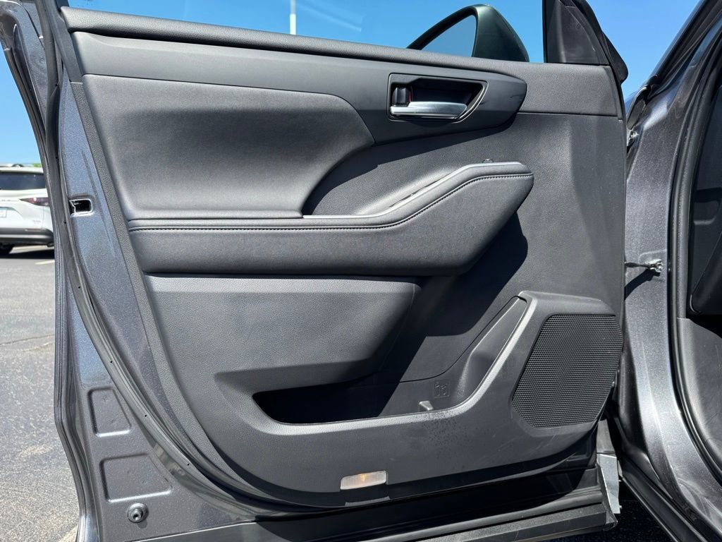 Used 2024 Toyota Highlander XLE FWD image 15
