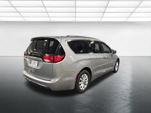 Used 2017 Chrysler Pacifica Touring-L FWD image 4