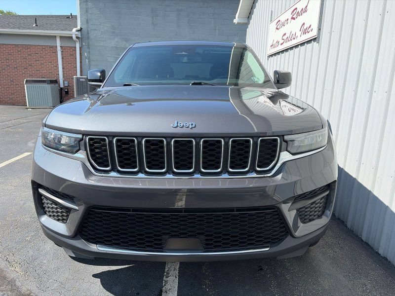 Used 2023 Jeep Grand Cherokee Laredo X AWD/4WD image 2
