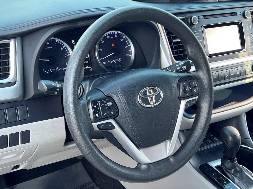 Used 2018 Toyota Highlander LE AWD/4WD image 10