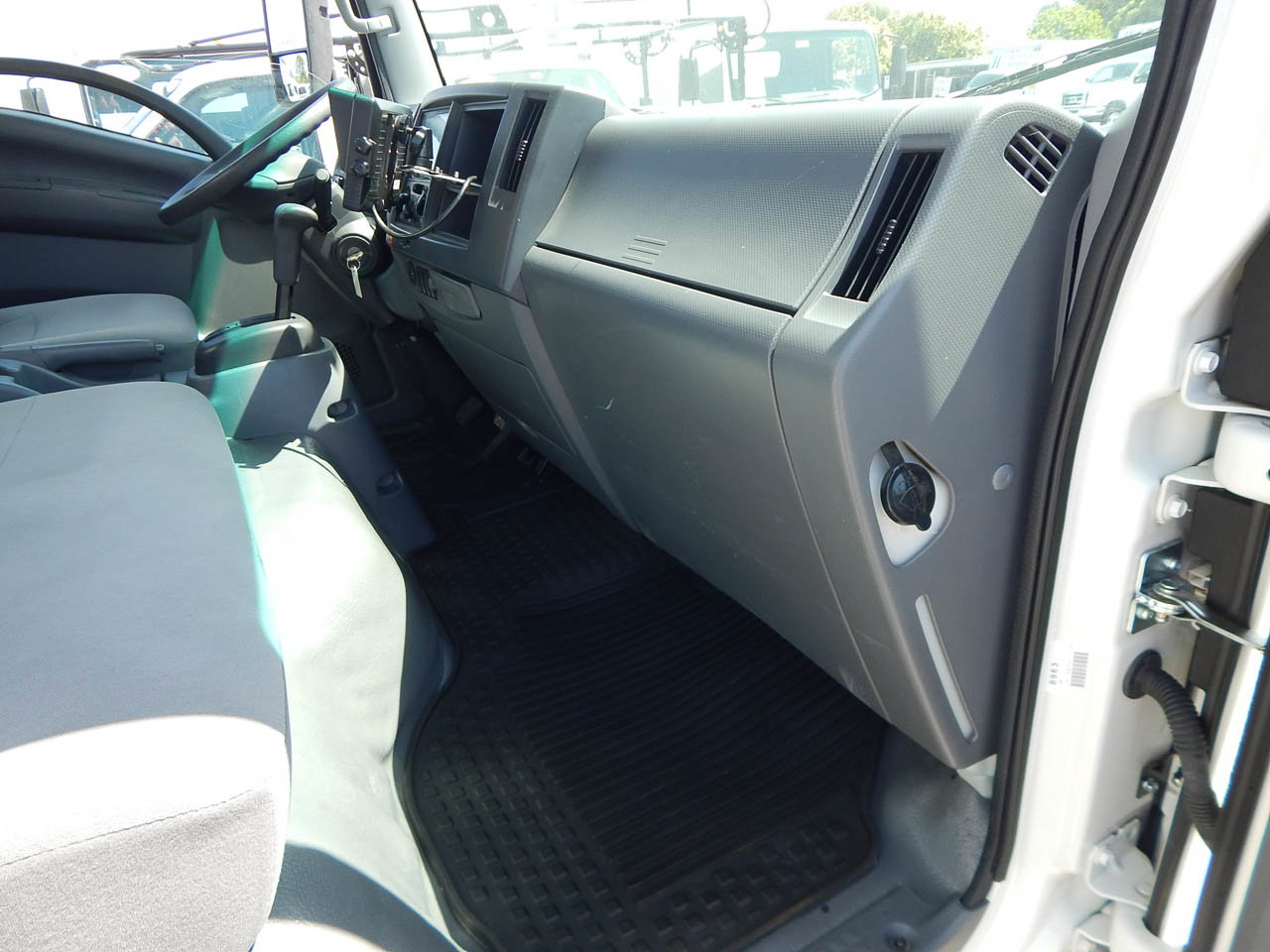 Used 2021 Isuzu NPR image 19