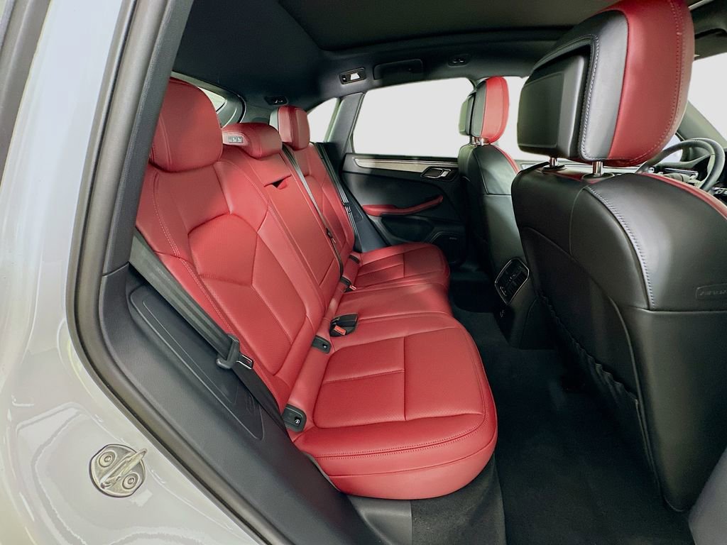 Certified 2025 Porsche Macan AWD/4WD image 29