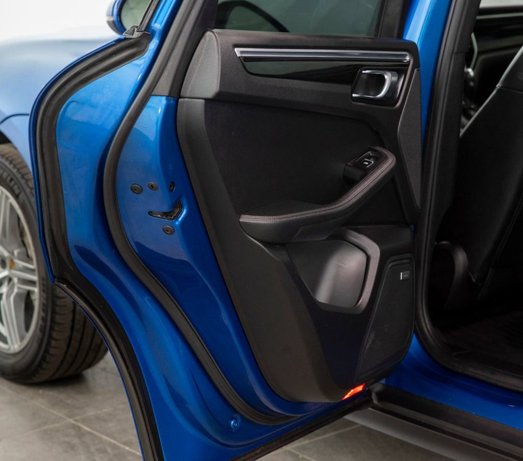 Used 2018 Porsche Macan S image 12