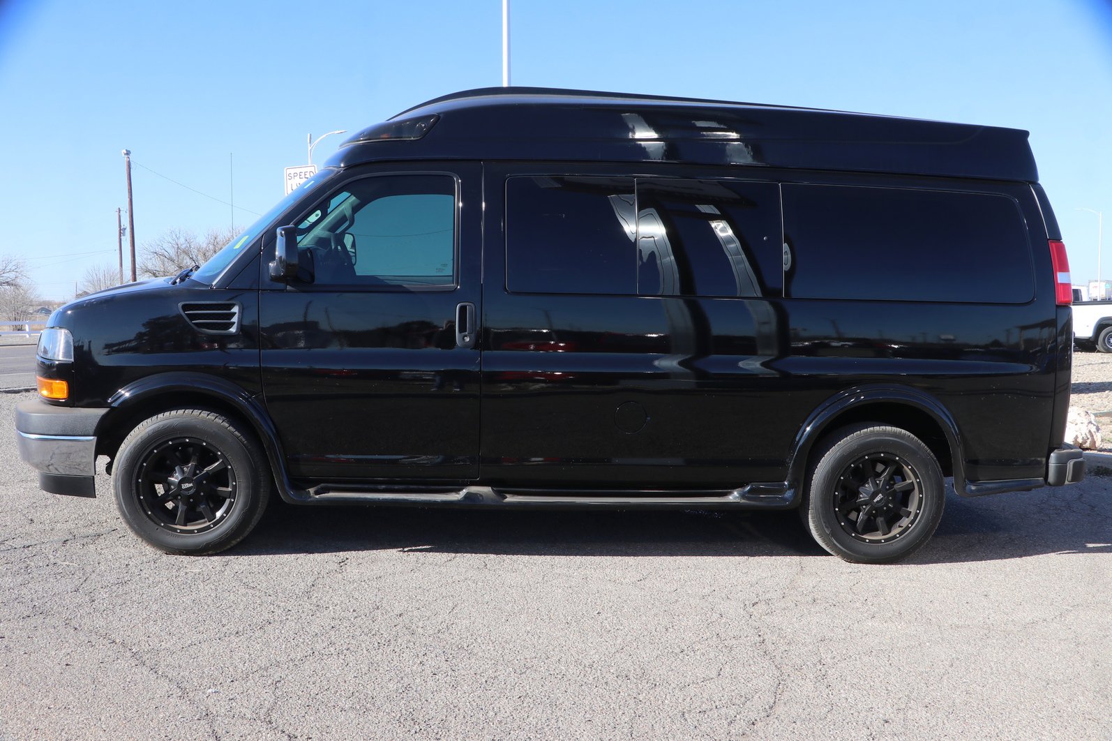 Used 2020 GMC Savana 2500 w/ Enhanced Convenience Package image 4