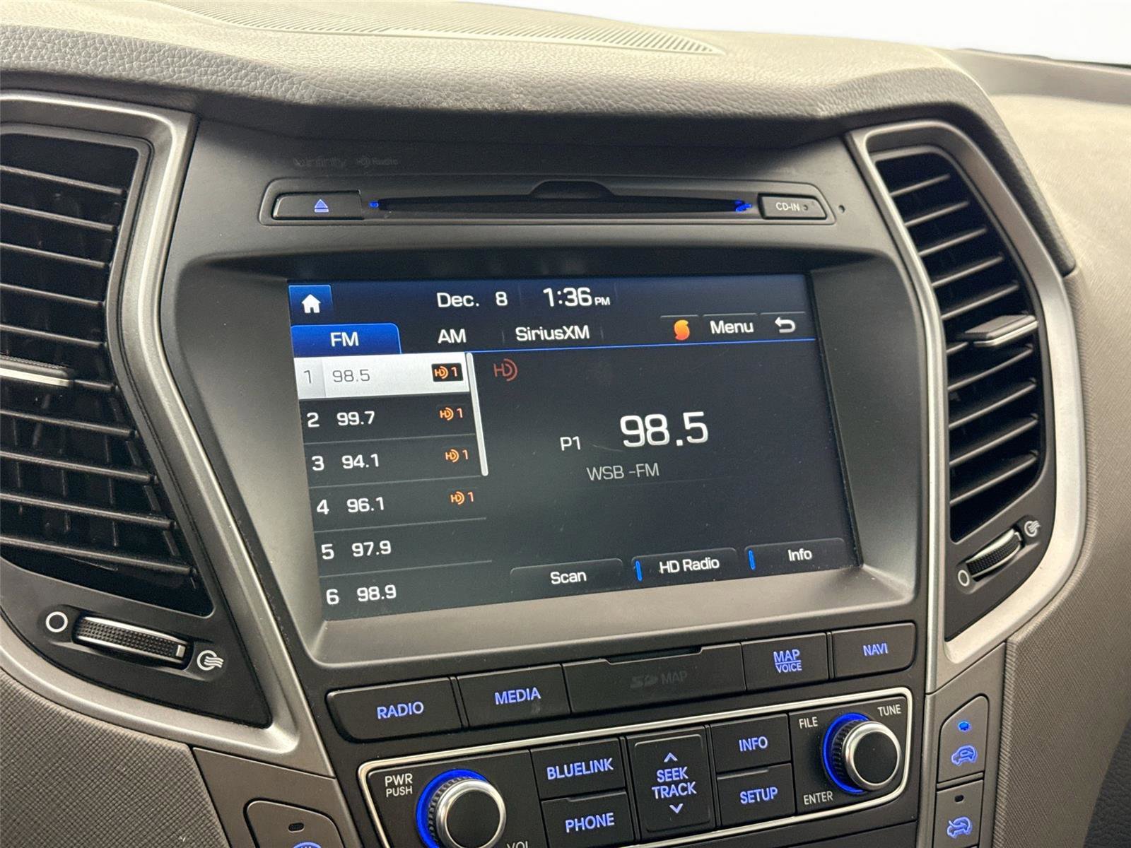 Used 2017 Hyundai Santa Fe SE image 24