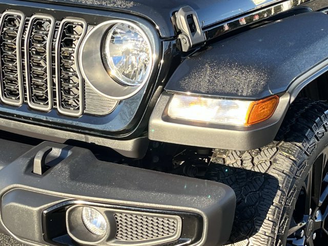 Used 2025 Jeep Gladiator Mojave AWD/4WD image 11