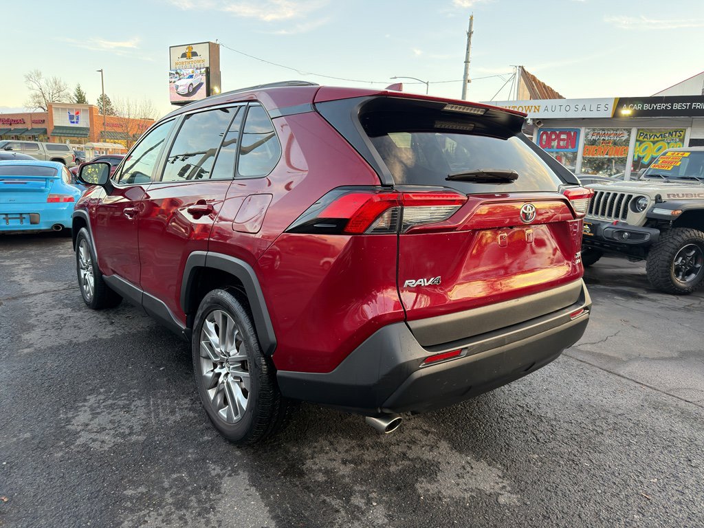 Used 2020 Toyota RAV4 XLE Premium image 4