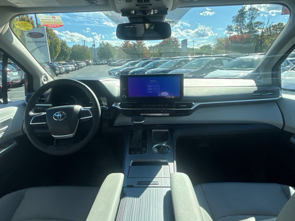 Certified 2026 Toyota Sienna XLE FWD image 19