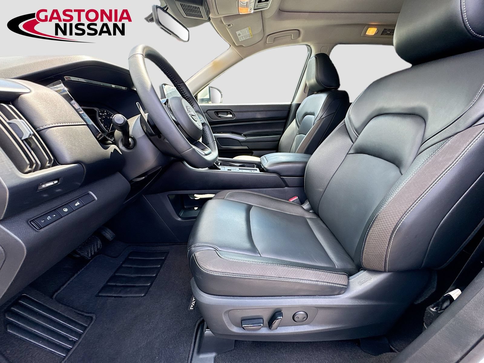 Used 2024 Nissan Pathfinder SL w/ SL Premium Package FWD image 29