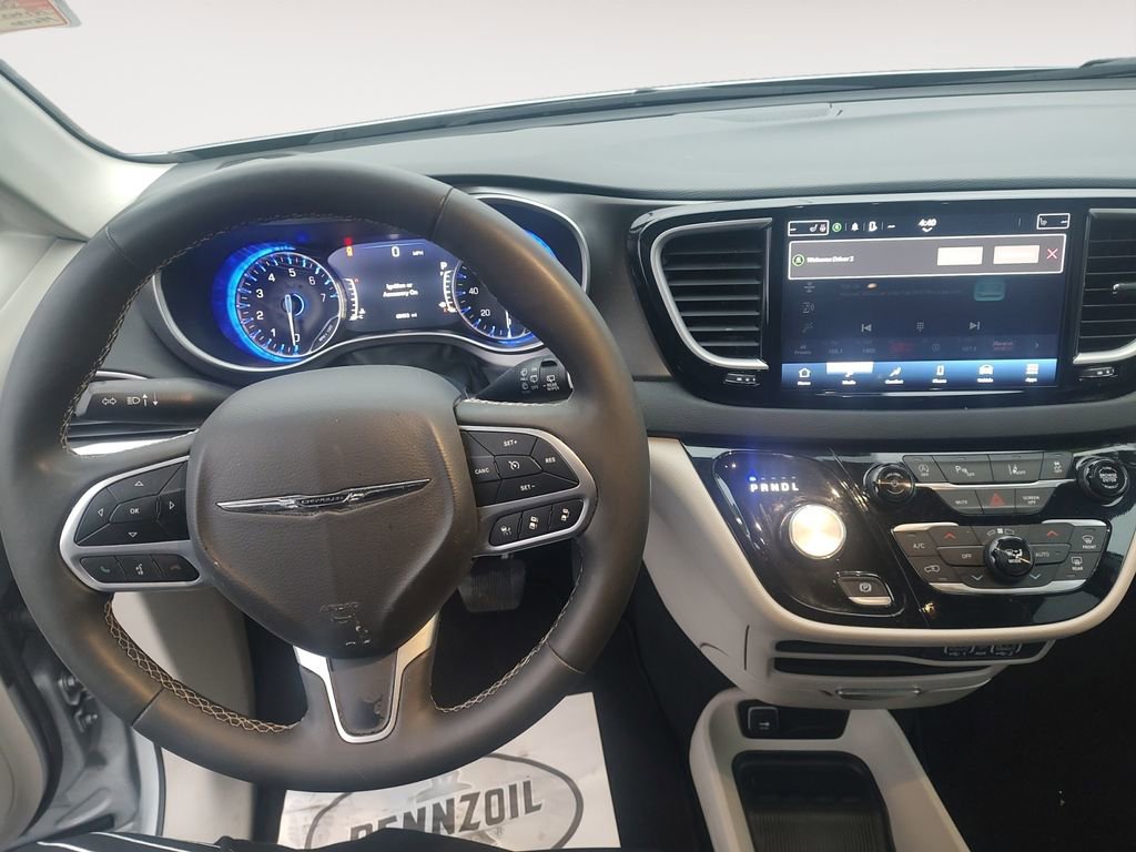 Used 2024 Chrysler Pacifica Touring-L FWD image 10