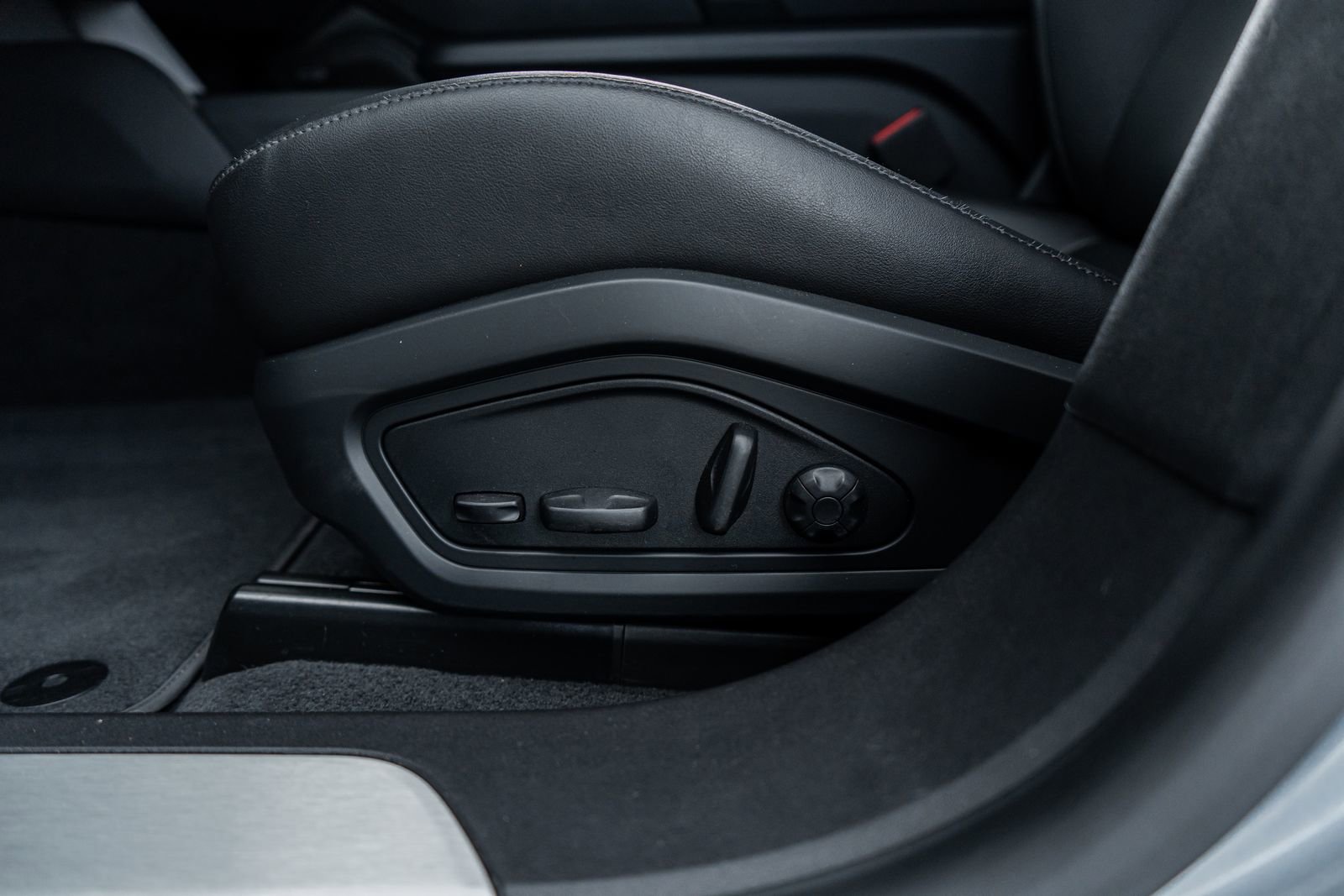 Used 2025 Porsche Taycan image 26