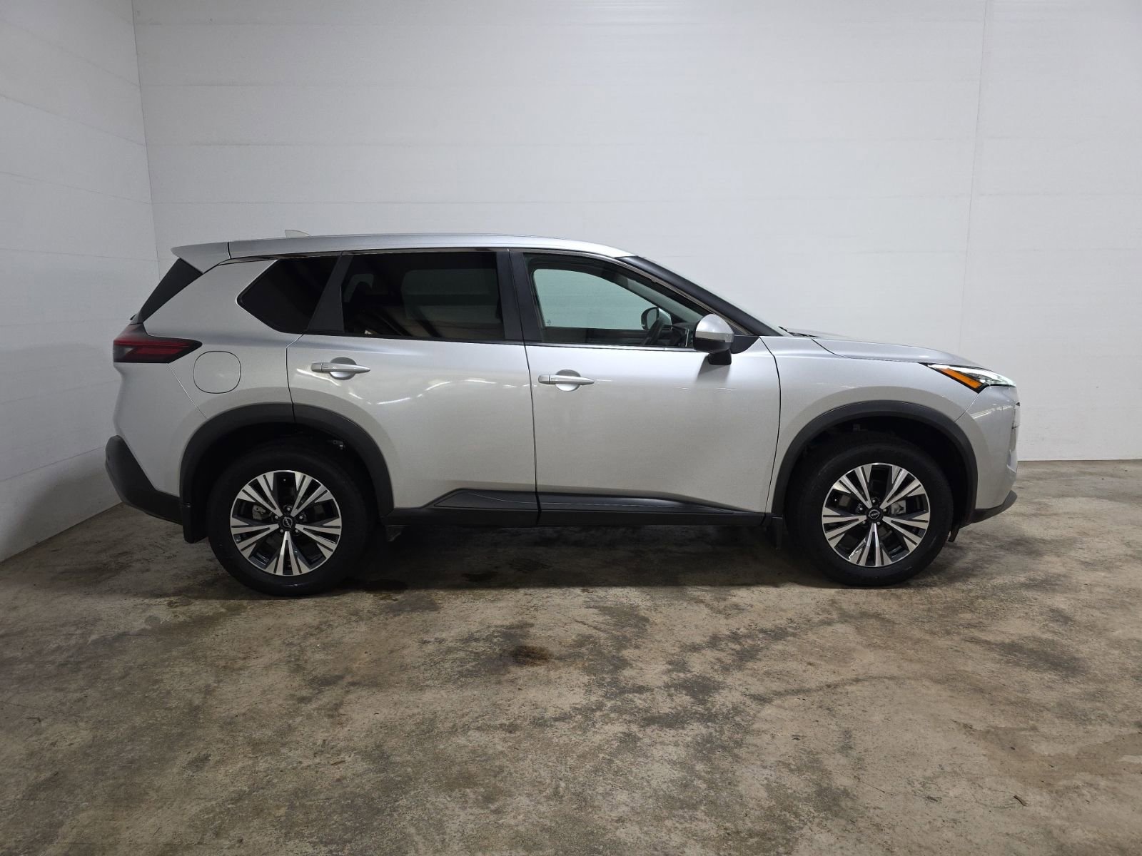 Used 2022 Nissan Rogue SV image 4