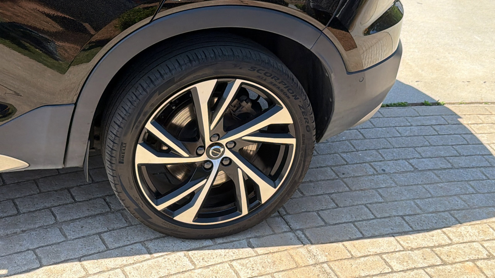 Used 2022 Volvo XC40 P8 Recharge Plus AWD/4WD image 12