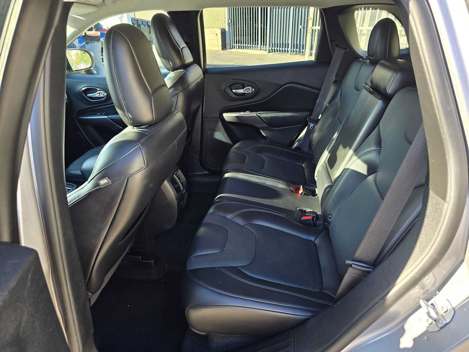 Used 2019 Jeep Cherokee Limited FWD image 16