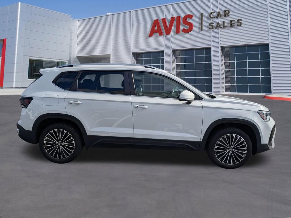 Used 2025 Volkswagen Taos SE image 5