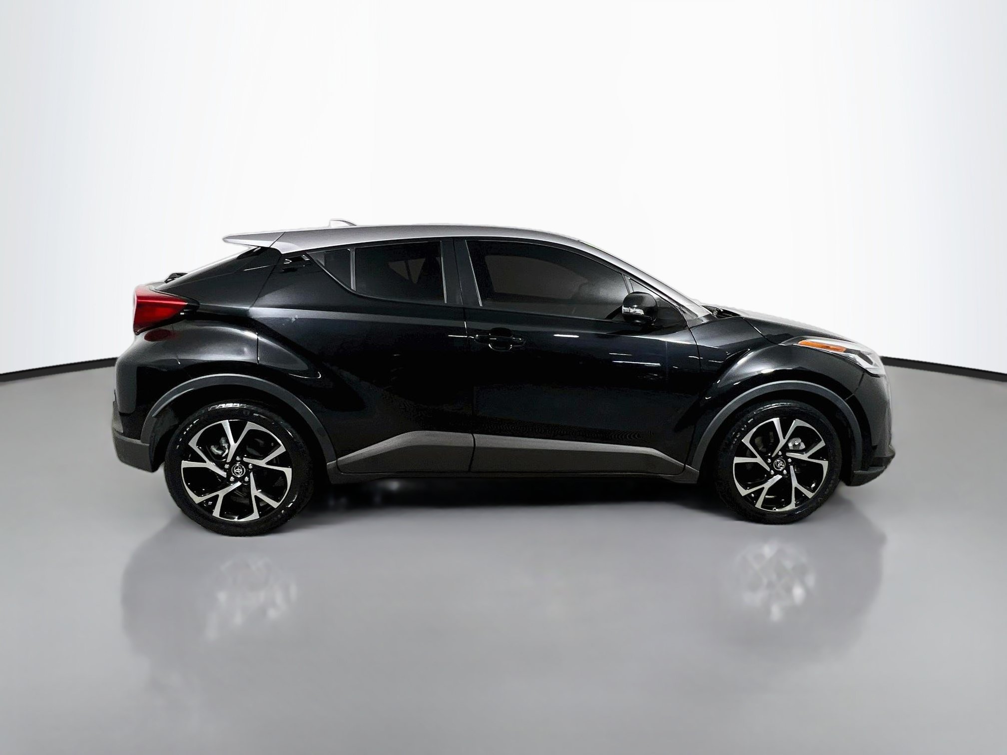 Used 2020 Toyota C-HR XLE FWD image 3