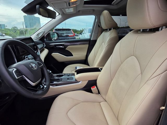 Used 2025 Toyota Highlander Limited FWD image 20