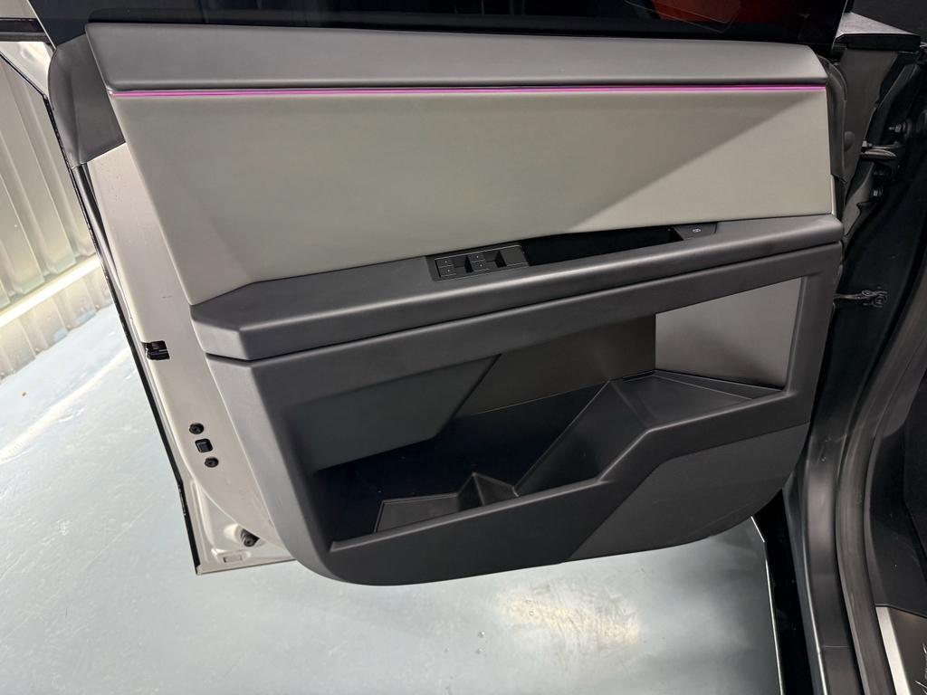 Used 2024 Tesla Cybertruck AWD Crew Cab image 18