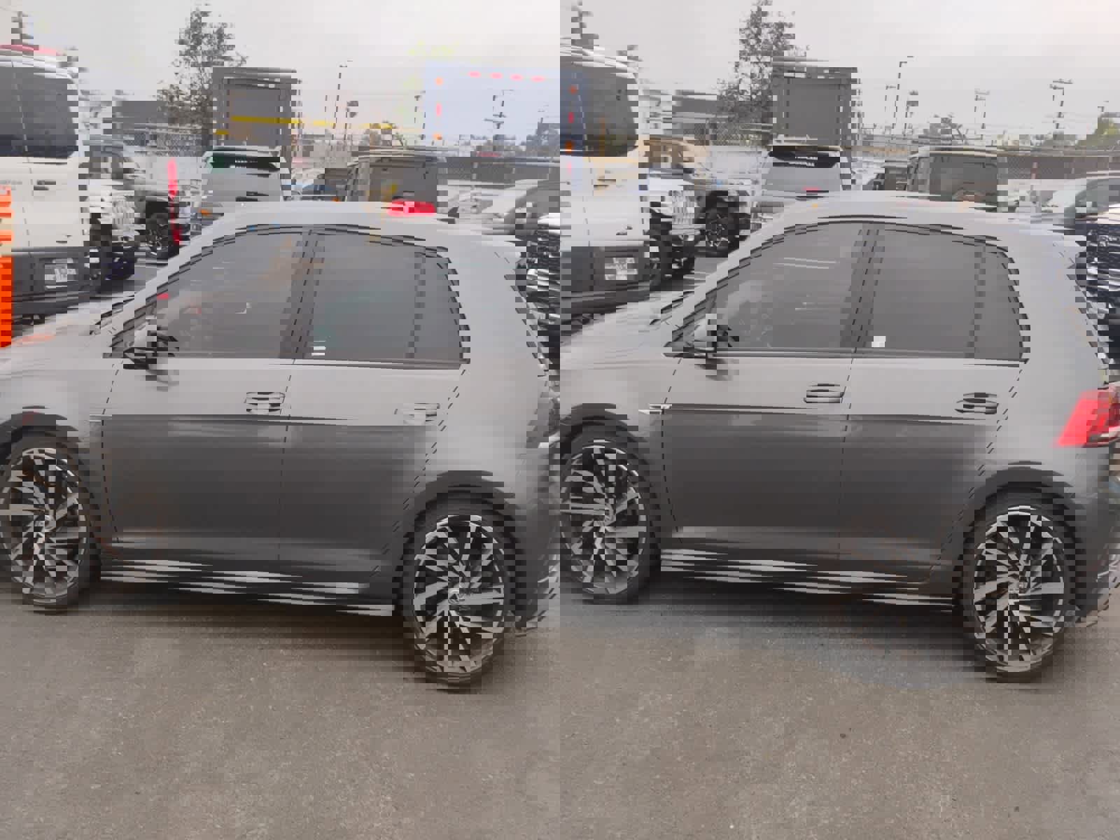 Used 2018 Volkswagen Golf R 4-Door image 2