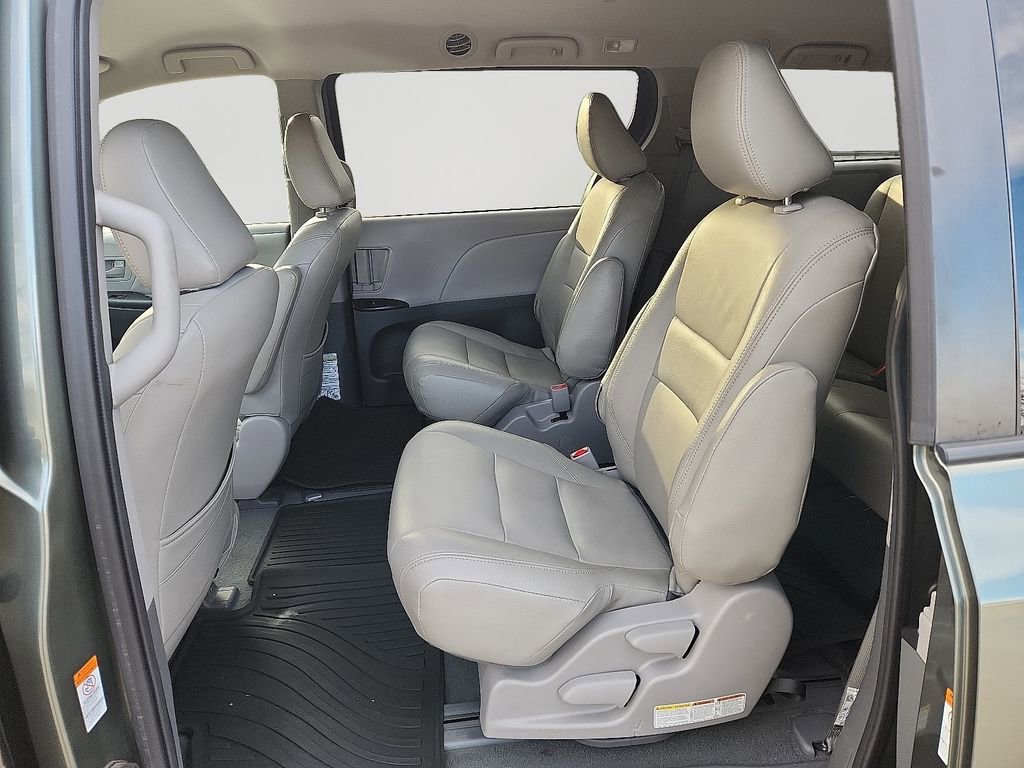Used 2020 Toyota Sienna L image 8