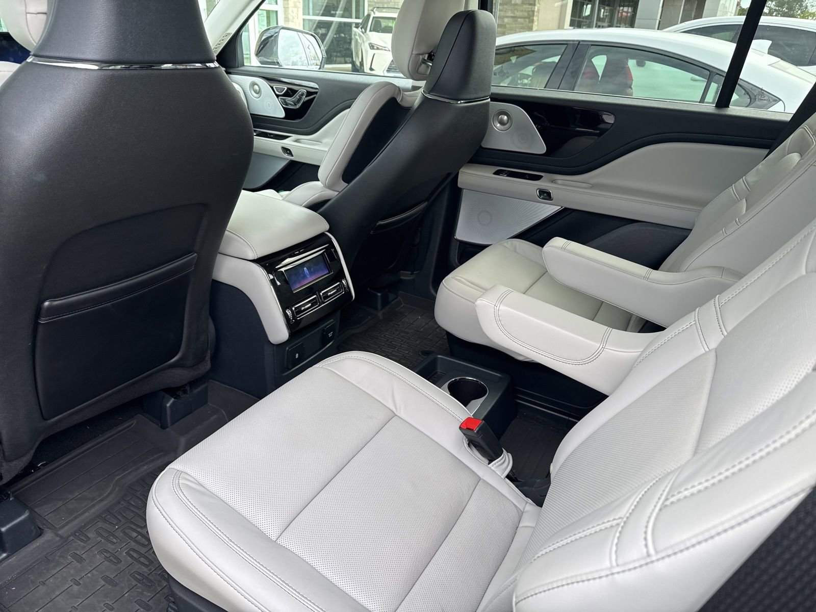 Used 2025 Lincoln Aviator Reserve w/ Luxury Package image 4