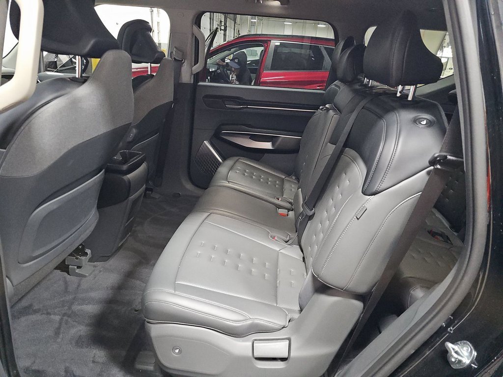 Used 2025 Kia EV9 Wind image 5