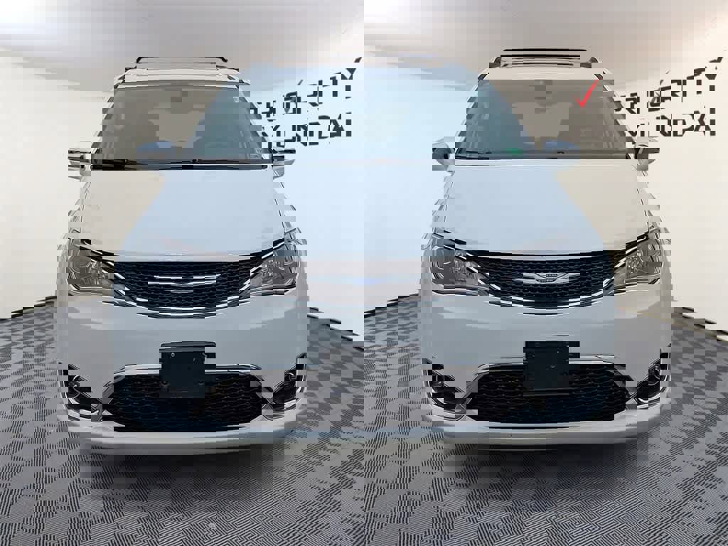 Used 2018 Chrysler Pacifica Limited image 2