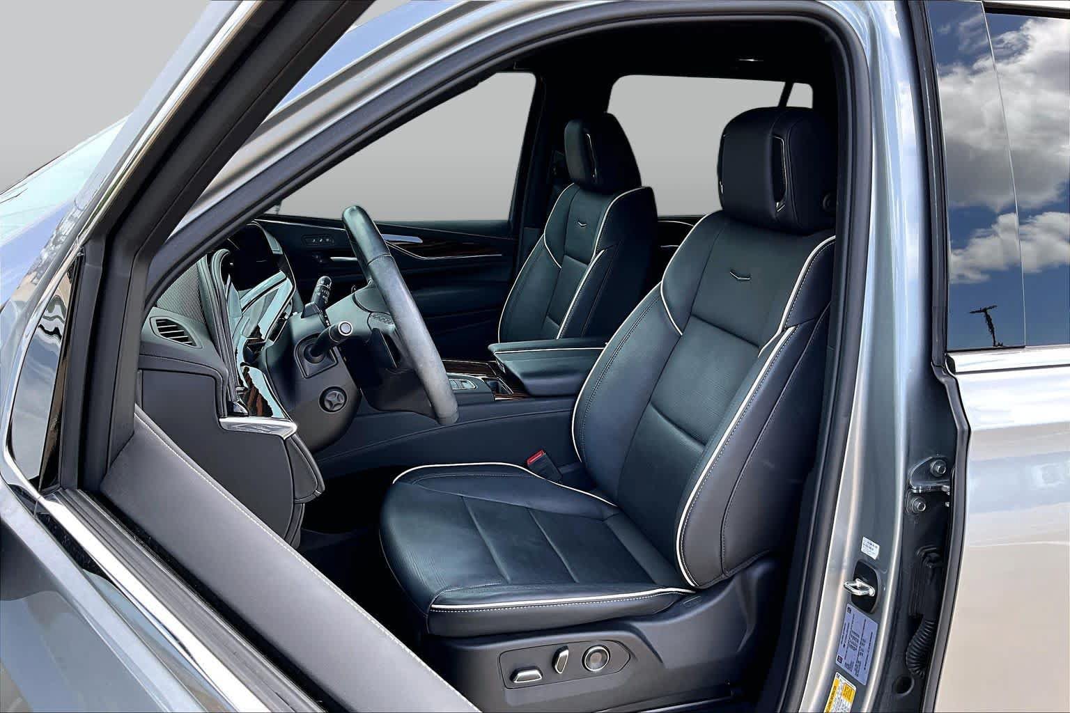 Used 2024 Cadillac Escalade Premium Luxury RWD image 7