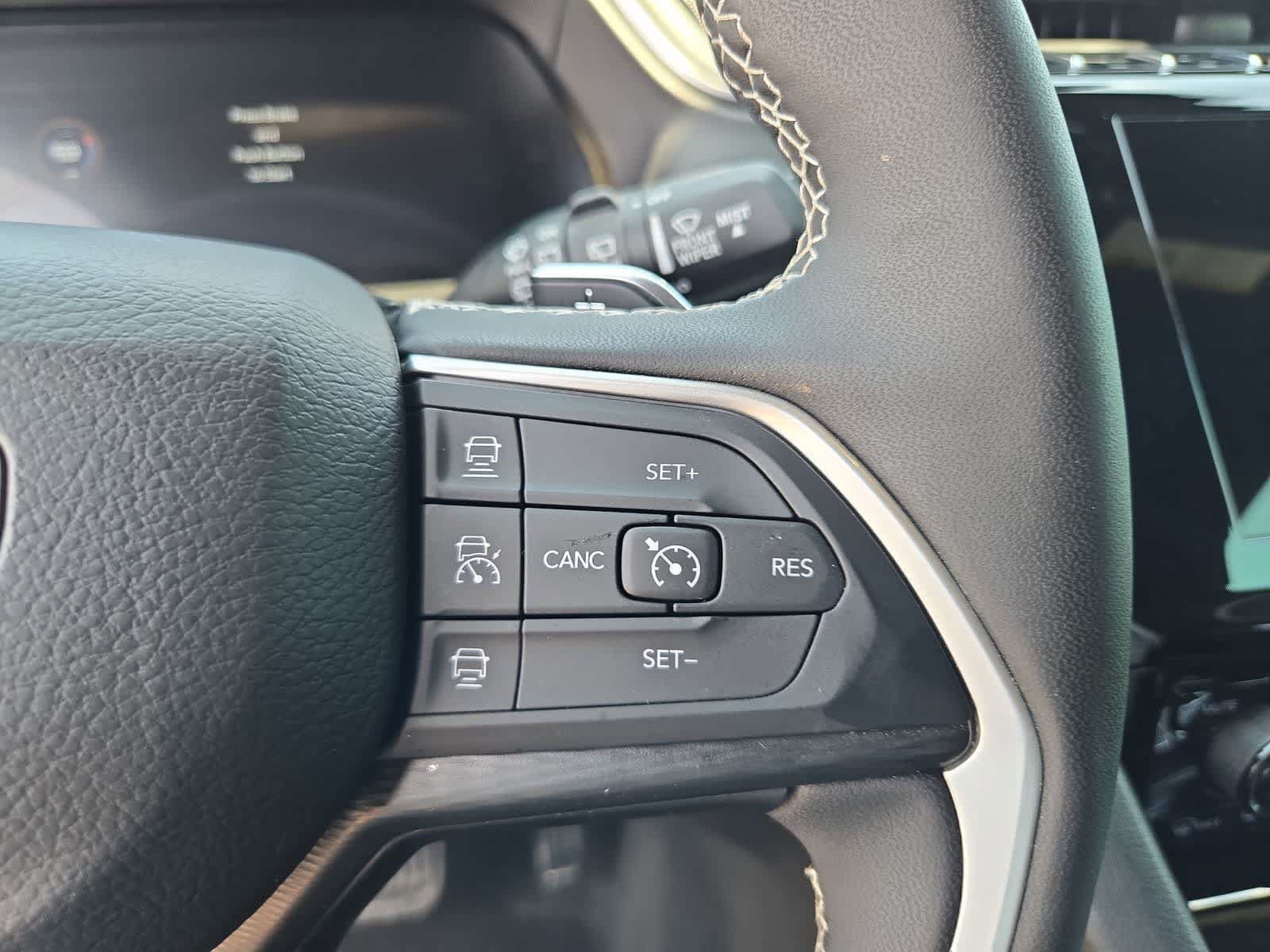 Used 2025 Jeep Grand Cherokee Altitude RWD image 24