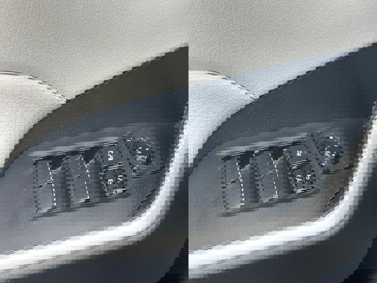 Used 2021 Toyota RAV4 XLE Premium FWD image 6