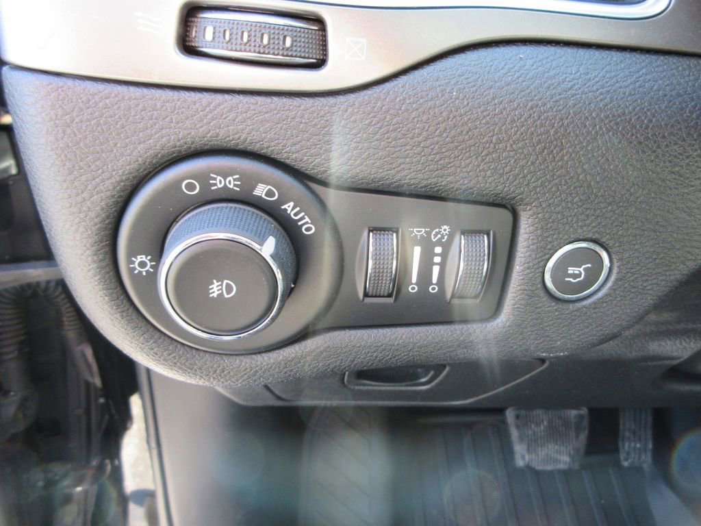 Used 2019 Jeep Cherokee Limited w/ Luxury Group image 26