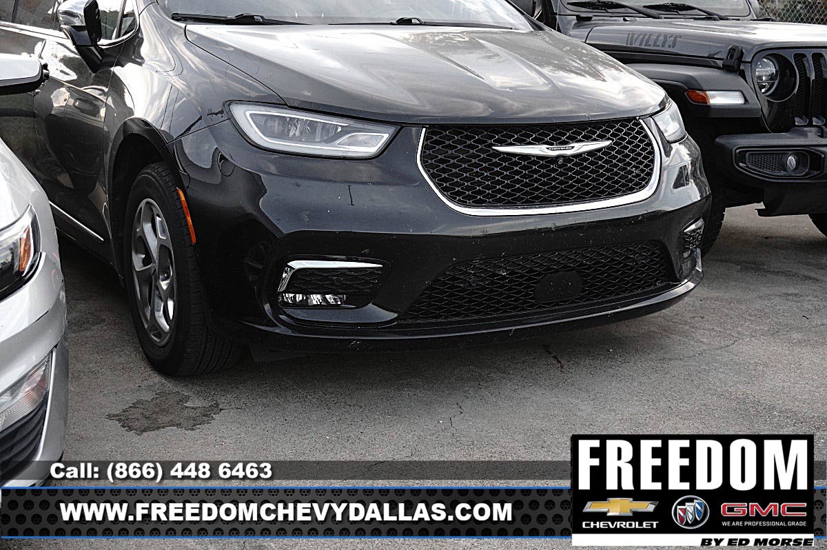 Used 2021 Chrysler Pacifica Limited w/ Uconnect Theater Family Group AWD/4WD image 2