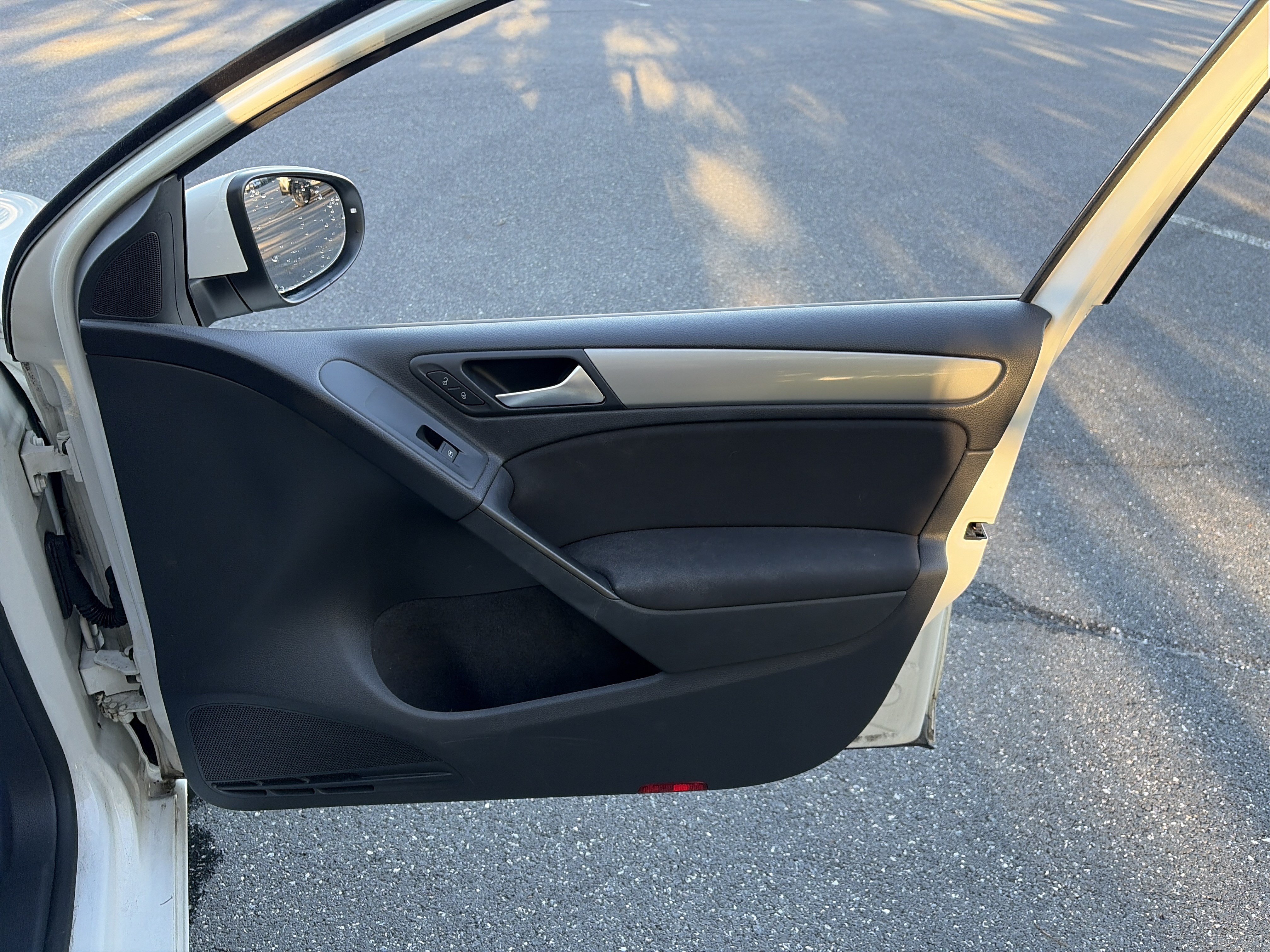 Used 2014 Volkswagen Golf 4-Door FWD image 20