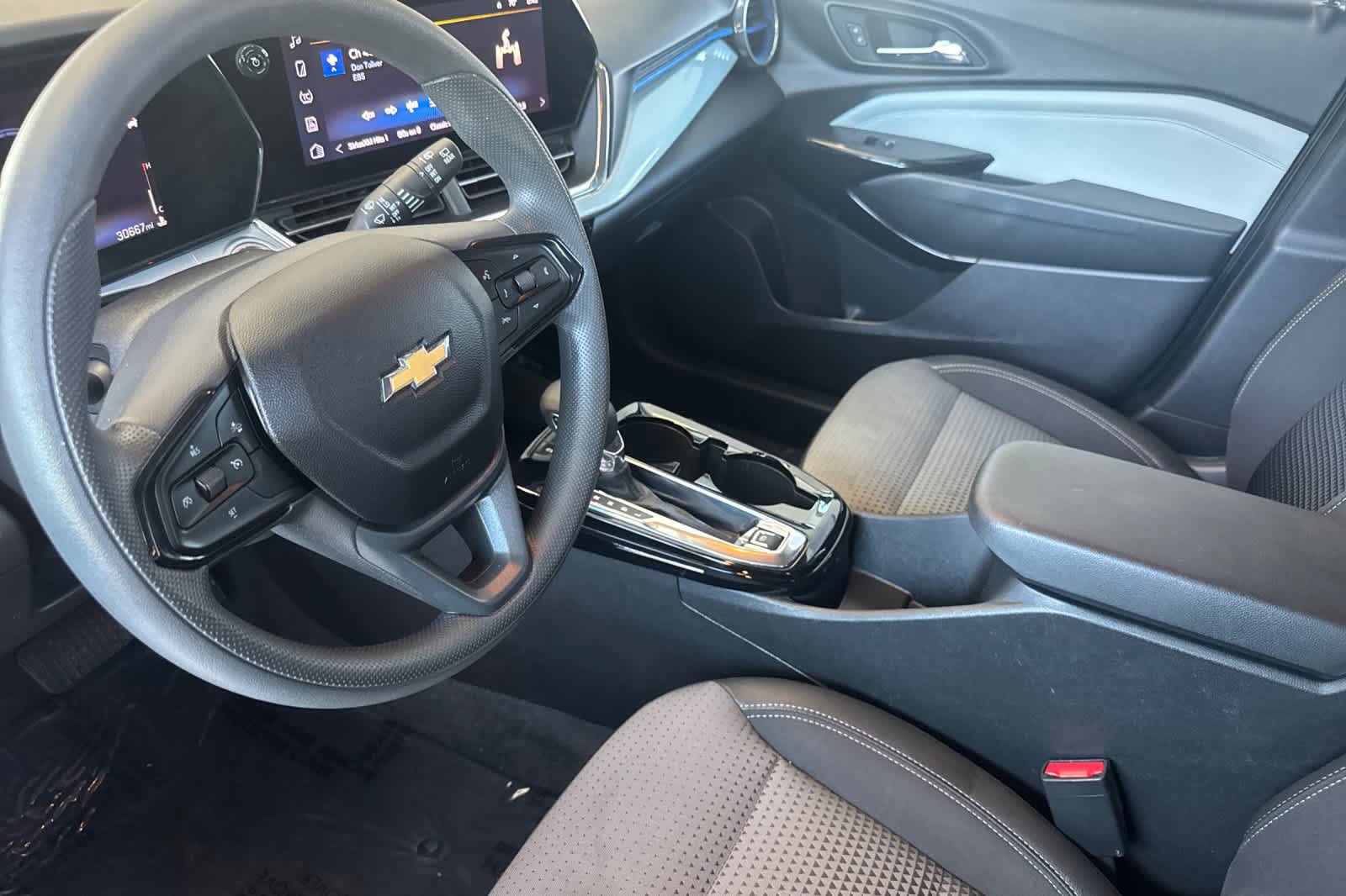 Used 2025 Chevrolet Trax LT FWD image 11