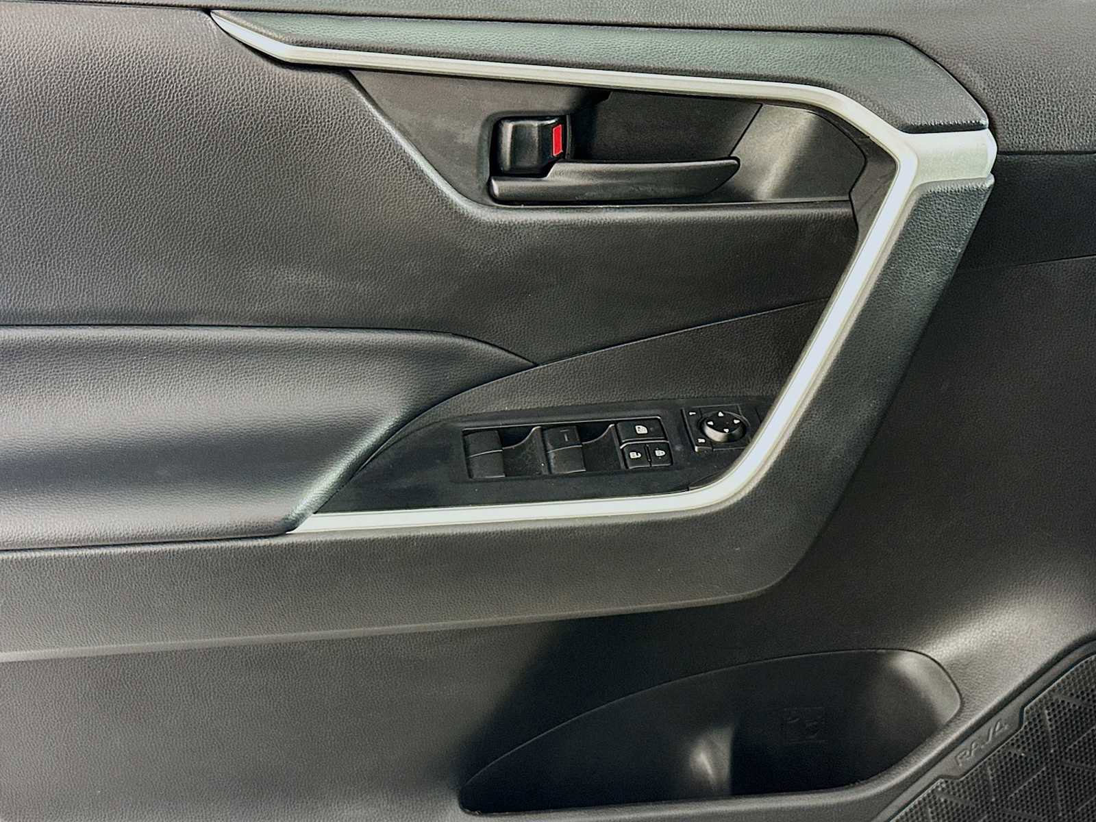 Used 2022 Toyota RAV4 LE w/ Carpet Mat Package (TMS) image 16