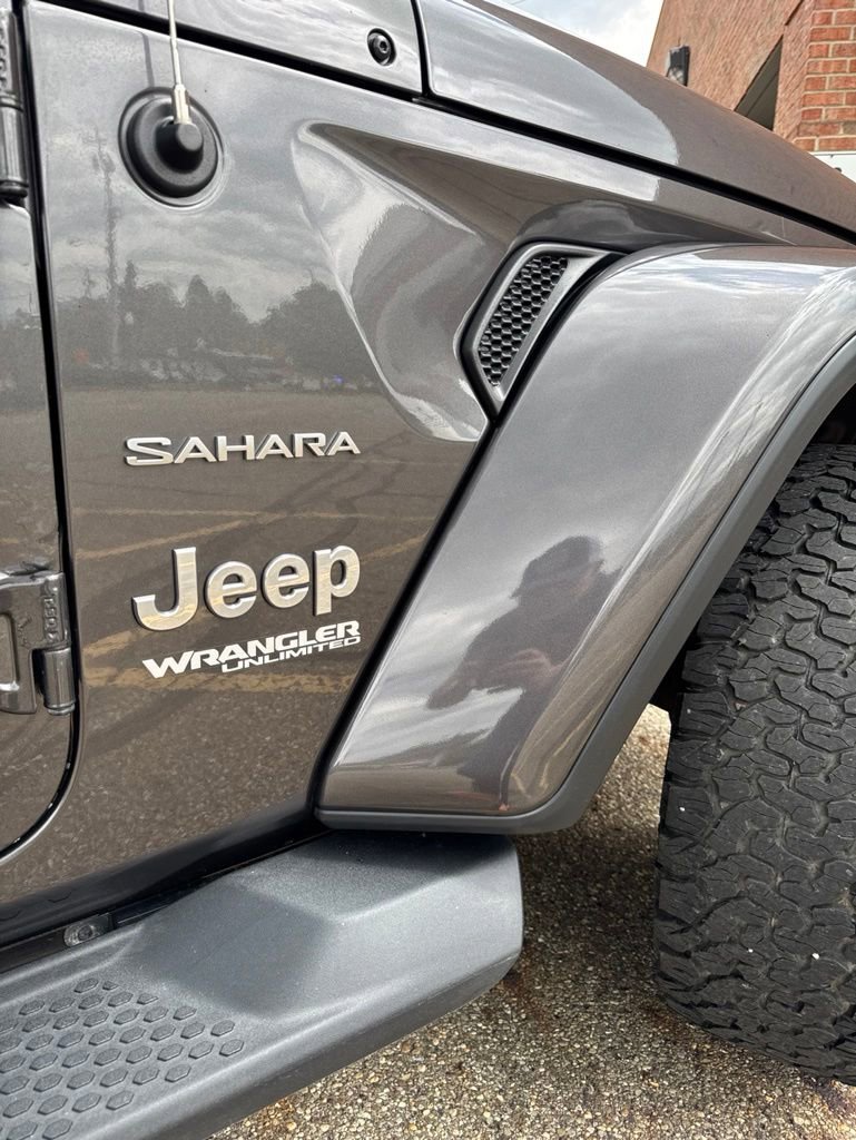 Used 2018 Jeep Wrangler Unlimited Sahara w/ Dual Top Group AWD/4WD image 4