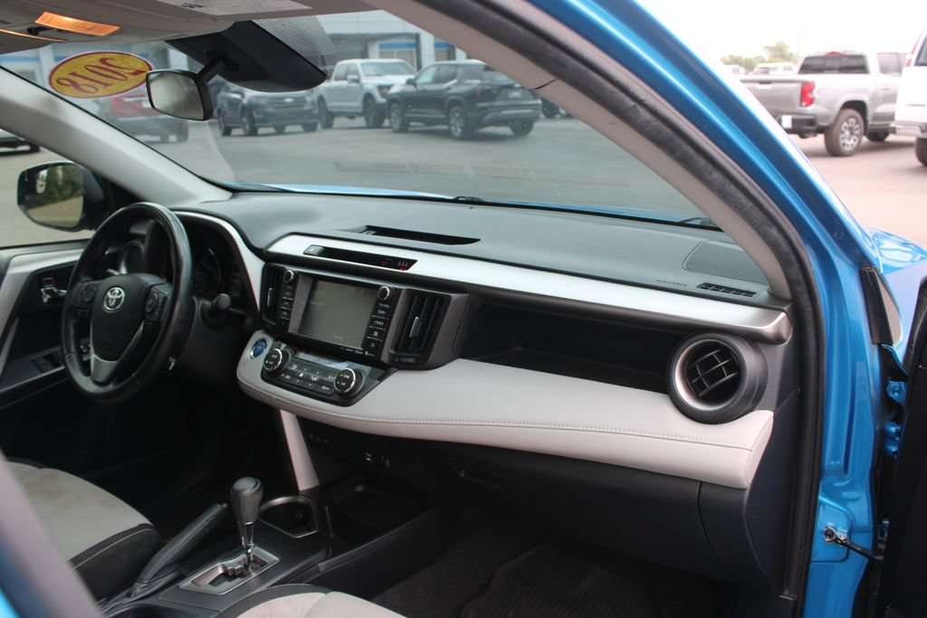 Used 2018 Toyota RAV4 XLE AWD/4WD image 28