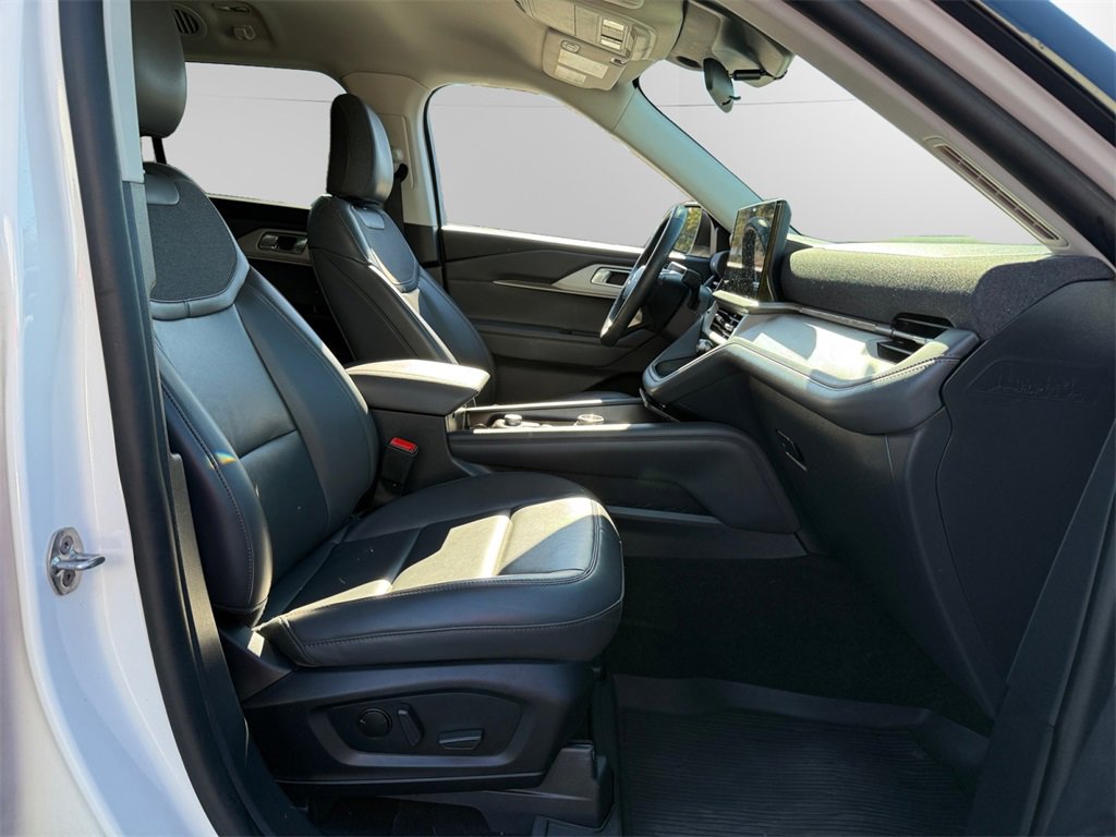 Used 2025 Ford Explorer Active w/ Active Comfort Package image 15