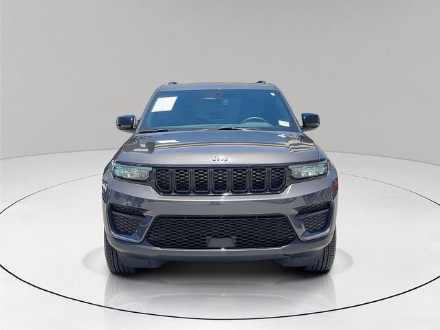 Used 2024 Jeep Grand Cherokee Altitude RWD image 2